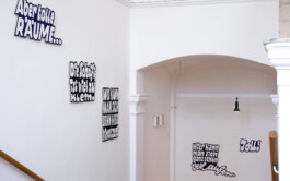 Ausstellungsansicht der Installation »Wow! Hä? Toll! – Stimmen der Besucher*innen« von Chris Campe im Museum für Kunst und Gewerbe, Hamburg, 2026 All Things Letters – Chris Campe, Hamburg