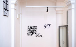 Ausstellungsansicht der Installation »Wow! Hä? Toll! – Stimmen der Besucher*innen« von Chris Campe im Museum für Kunst und Gewerbe, Hamburg, 2026 All Things Letters – Chris Campe, Hamburg