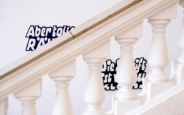 Ausstellungsansicht der Installation »Wow! Hä? Toll! – Stimmen der Besucher*innen« von Chris Campe im Museum für Kunst und Gewerbe, Hamburg, 2026 All Things Letters – Chris Campe, Hamburg