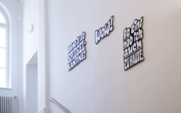 Ausstellungsansicht der Installation »Wow! Hä? Toll! – Stimmen der Besucher*innen« von Chris Campe im Museum für Kunst und Gewerbe, Hamburg, 2026 All Things Letters – Chris Campe, Hamburg